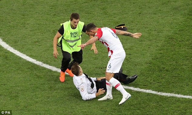 World Cup 2018: Đột nhập vào sân bóng, fan cuồng suýt ăn đòn của cầu thủ Croatia - Ảnh 3.