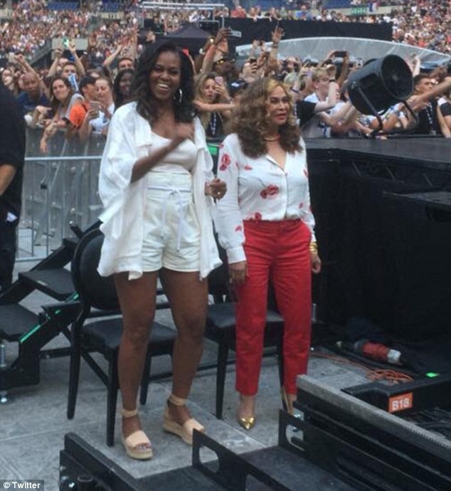 Bà Michelle Obama quẩy hết mình tại nhạc hội Paris của Jay-Z và Beyonce, tiện thể ăn mừng chiến thắng của đội tuyển Pháp - Ảnh 1.