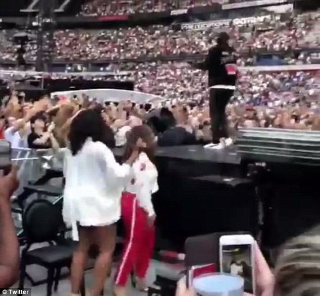 Bà Michelle Obama quẩy hết mình tại nhạc hội Paris của Jay-Z và Beyonce, tiện thể ăn mừng chiến thắng của đội tuyển Pháp - Ảnh 6.