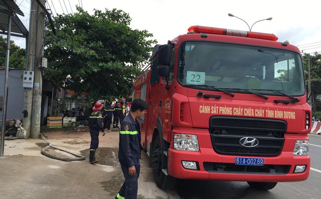 Rò rỉ khí gas khiến 10 người ngất xỉu, xe cấp cứu và bác sĩ túc trực tại hiện trường - Ảnh 1.