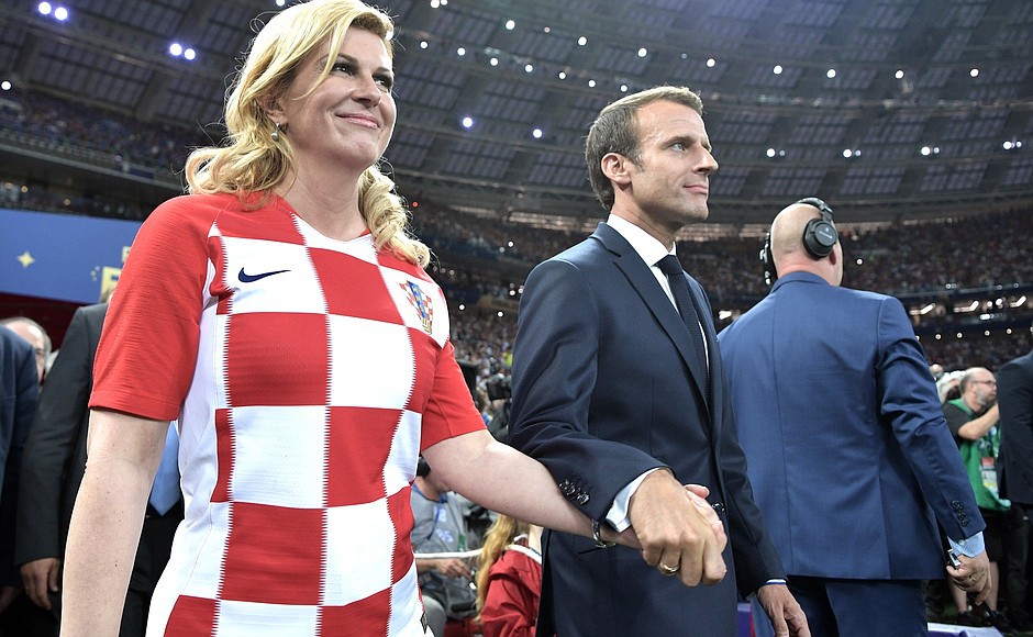 Cái nắm tay thân mật của Tổng thống Pháp và Tổng thống Croatia gây sốt mạng xã hội quốc tế - Ảnh 1. Cái nắm tay thân mật của Tổng thống Pháp và Tổng thống Croatia gây sốt mạng xã hội quốc tế - Ảnh 1.