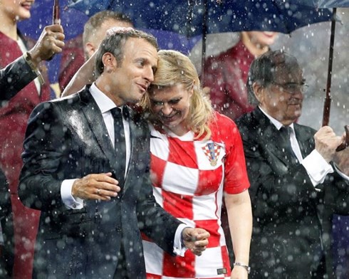 Tổng thống Croatia ghi điểm với người hâm mộ ở chung kết World Cup - Ảnh 1.