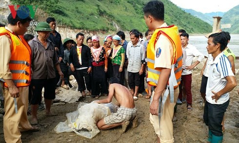 Lai Châu tìm thấy thi thể nạn nhân đầu tiên trong vụ lật thuyền - Ảnh 1.