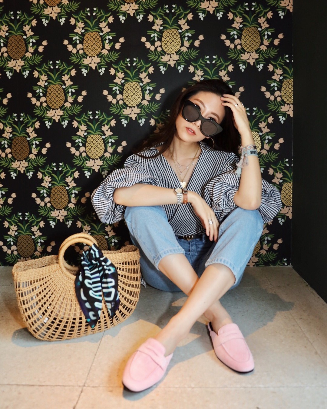 Đừng nghĩ mặc jeans là không điệu được, cứ nhìn các nàng blogger lên đồ cực xinh qua 15 set đồ này sẽ biết ngay - Ảnh 14.