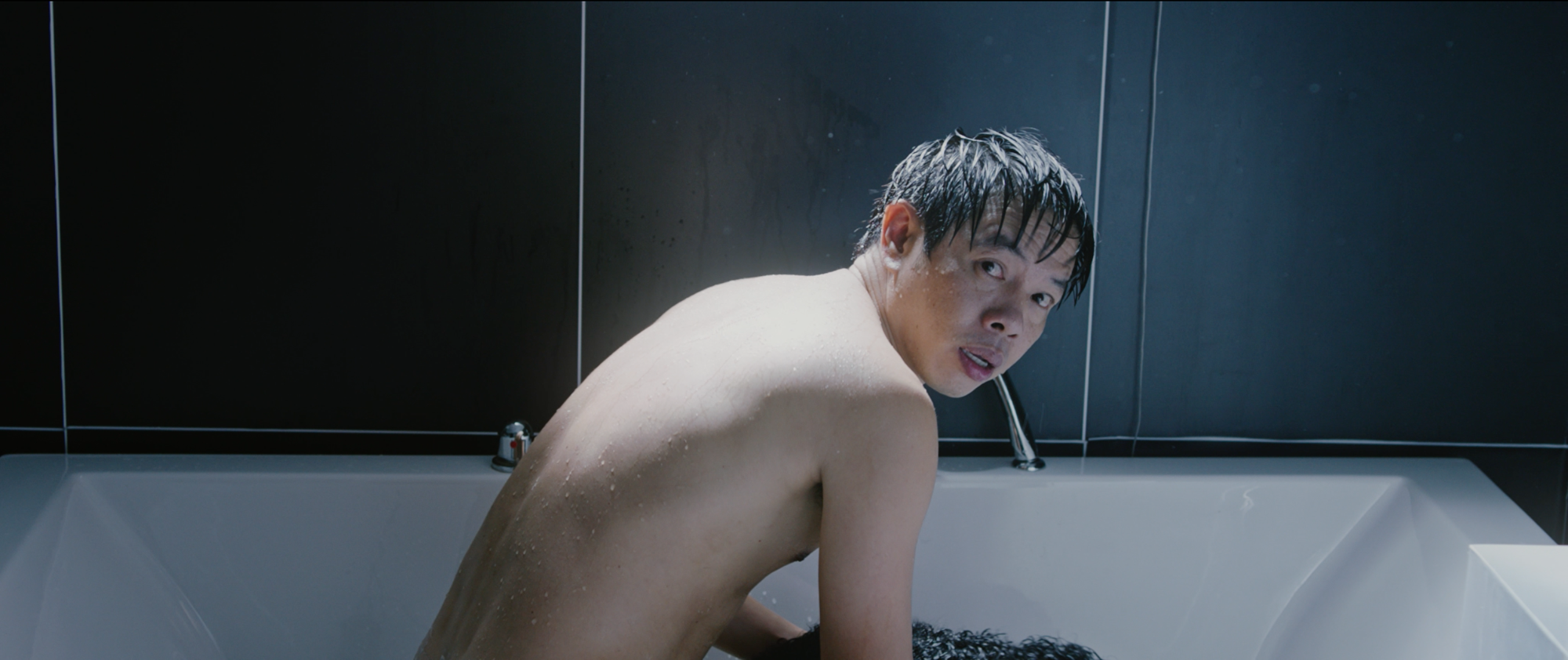 Phương Anh Đào tá hỏa khi thấy Thái Hòa đang vô tư khỏa thân trong nhà mình - Ảnh 11. Phương Anh Đào tá hỏa khi thấy Thái Hòa đang vô tư khỏa thân trong nhà mình - Ảnh 11.