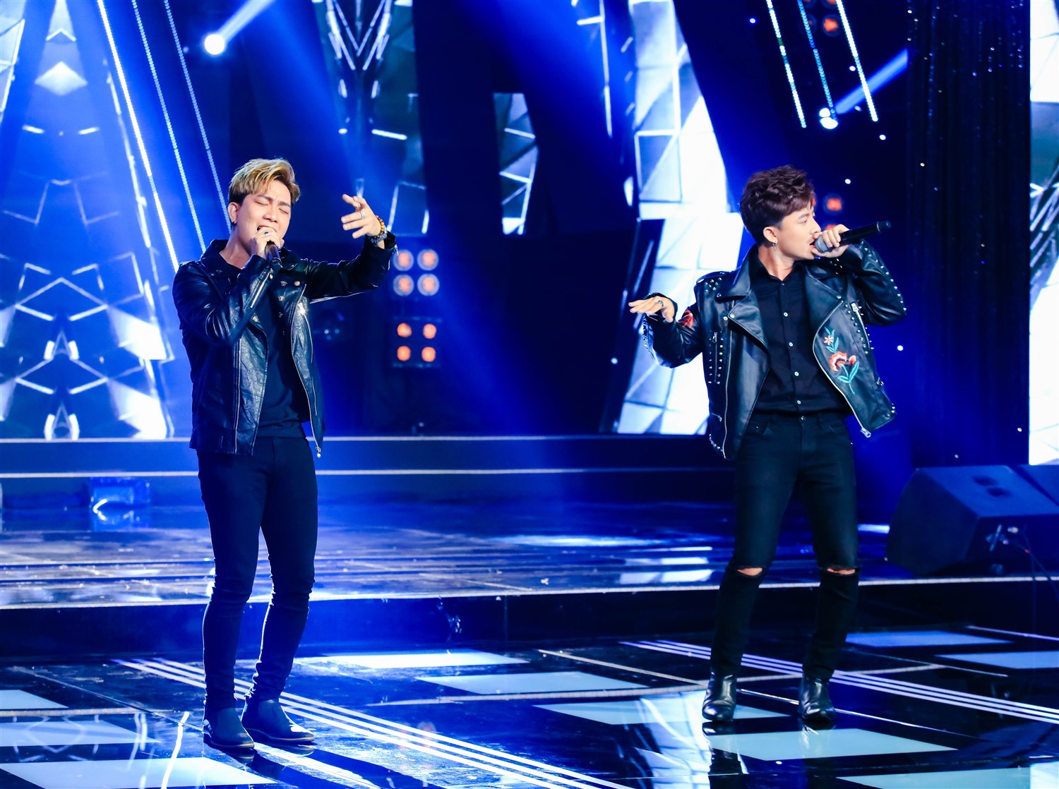 Tuyệt ĐỈnh Song Ca 2018: Đàm Vĩnh Hưng hôn má Quang Lê - Ảnh 3.