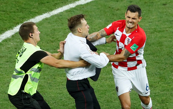 Nh&oacute;m nhạc l&agrave;m gi&aacute;n đoạn trận chung kết World Cup 2018 lĩnh &aacute;n 15 ng&agrave;y t&ugrave; giam - Ảnh 3.