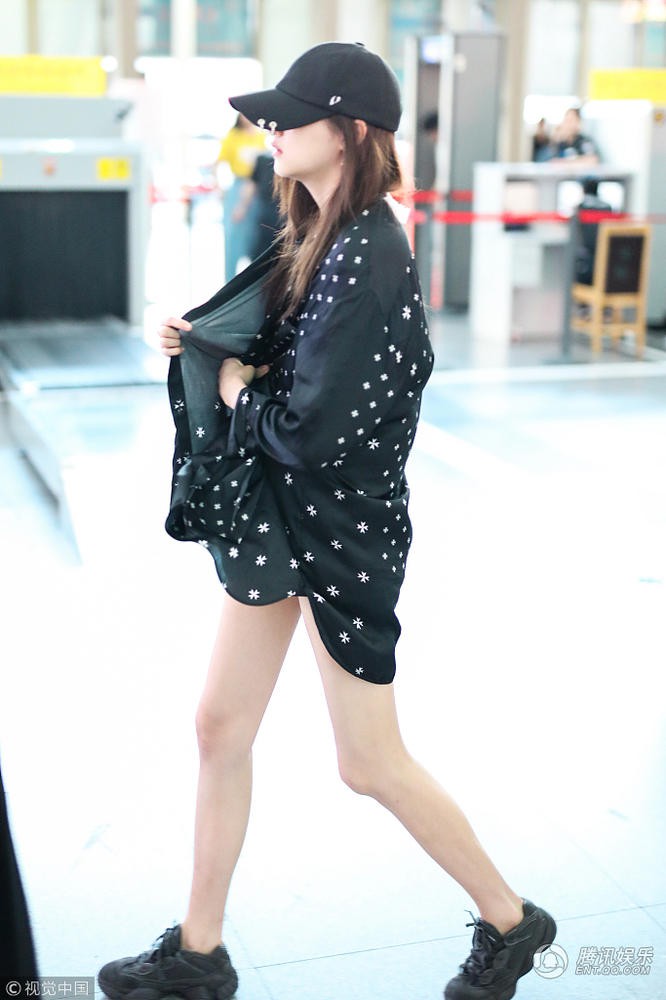 Choáng với đôi chân cực phẩm của bạn gái Luhan: Không chỉ dài mà còn siêu thon, siêu trắng - Ảnh 2. Choáng với đôi chân cực phẩm của bạn gái Luhan: Không chỉ dài mà còn siêu thon, siêu trắng - Ảnh 2.