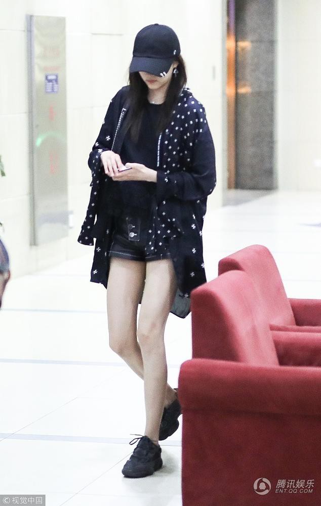 Choáng với đôi chân cực phẩm của bạn gái Luhan: Không chỉ dài mà còn siêu thon, siêu trắng - Ảnh 3. Choáng với đôi chân cực phẩm của bạn gái Luhan: Không chỉ dài mà còn siêu thon, siêu trắng - Ảnh 3.