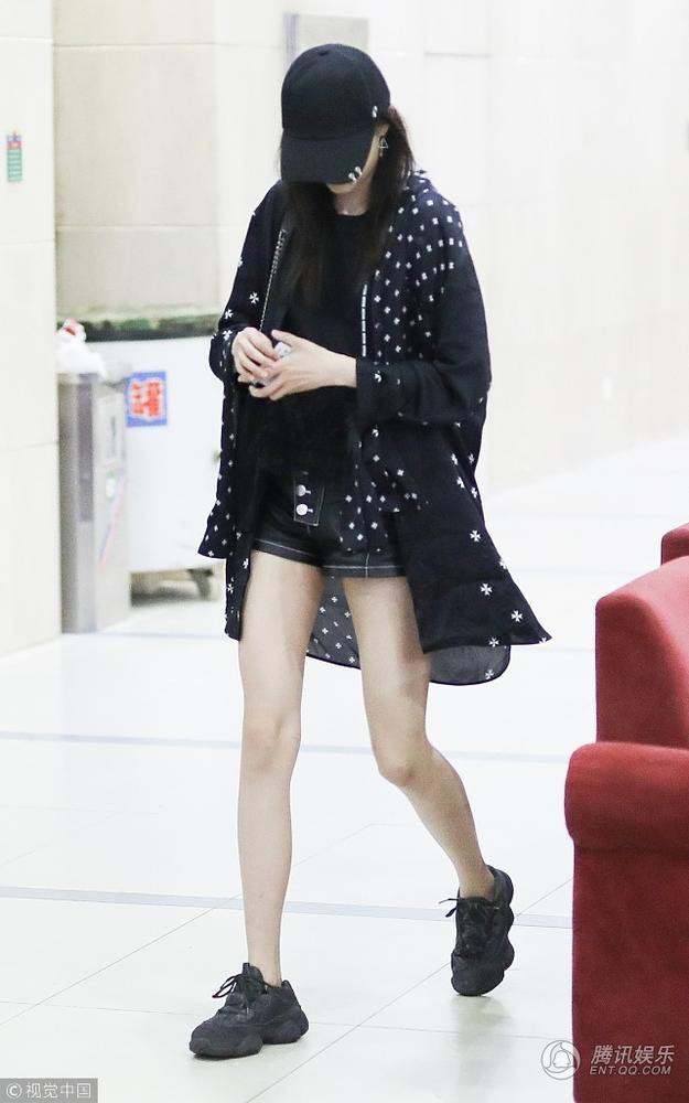 Choáng với đôi chân cực phẩm của bạn gái Luhan: Không chỉ dài mà còn siêu thon, siêu trắng - Ảnh 4. Choáng với đôi chân cực phẩm của bạn gái Luhan: Không chỉ dài mà còn siêu thon, siêu trắng - Ảnh 4.