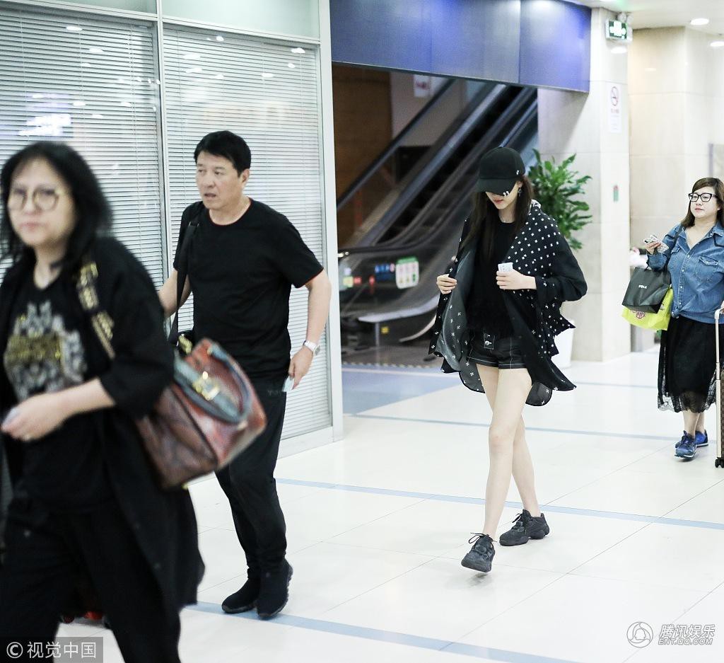 Choáng với đôi chân cực phẩm của bạn gái Luhan: Không chỉ dài mà còn siêu thon, siêu trắng - Ảnh 5. Choáng với đôi chân cực phẩm của bạn gái Luhan: Không chỉ dài mà còn siêu thon, siêu trắng - Ảnh 5.