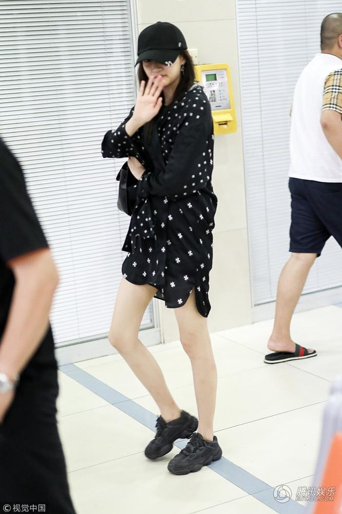 Choáng với đôi chân cực phẩm của bạn gái Luhan: Không chỉ dài mà còn siêu thon, siêu trắng - Ảnh 6. Choáng với đôi chân cực phẩm của bạn gái Luhan: Không chỉ dài mà còn siêu thon, siêu trắng - Ảnh 6.