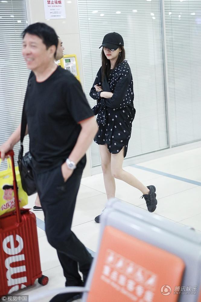 Choáng với đôi chân cực phẩm của bạn gái Luhan: Không chỉ dài mà còn siêu thon, siêu trắng - Ảnh 7. Choáng với đôi chân cực phẩm của bạn gái Luhan: Không chỉ dài mà còn siêu thon, siêu trắng - Ảnh 7.