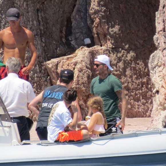 B&eacute; Harper Beckham diện &aacute;o tắm điệu đ&agrave; đi chơi biển c&ugrave;ng bố v&agrave; c&aacute;c anh trai - Ảnh 1.