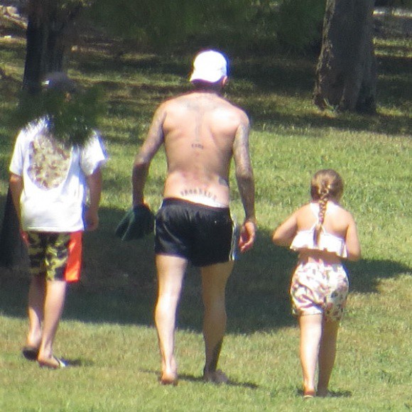 Bé Harper Beckham diện áo tắm điệu đà đi chơi biển cùng bố và các anh trai - Ảnh 5.