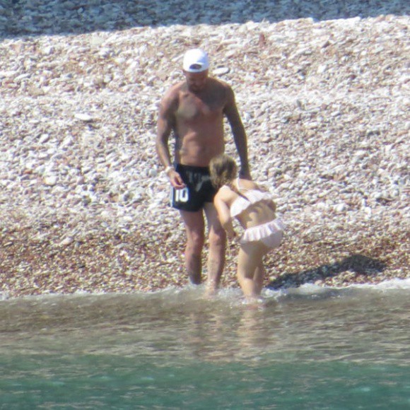 Bé Harper Beckham diện áo tắm điệu đà đi chơi biển cùng bố và các anh trai - Ảnh 6.