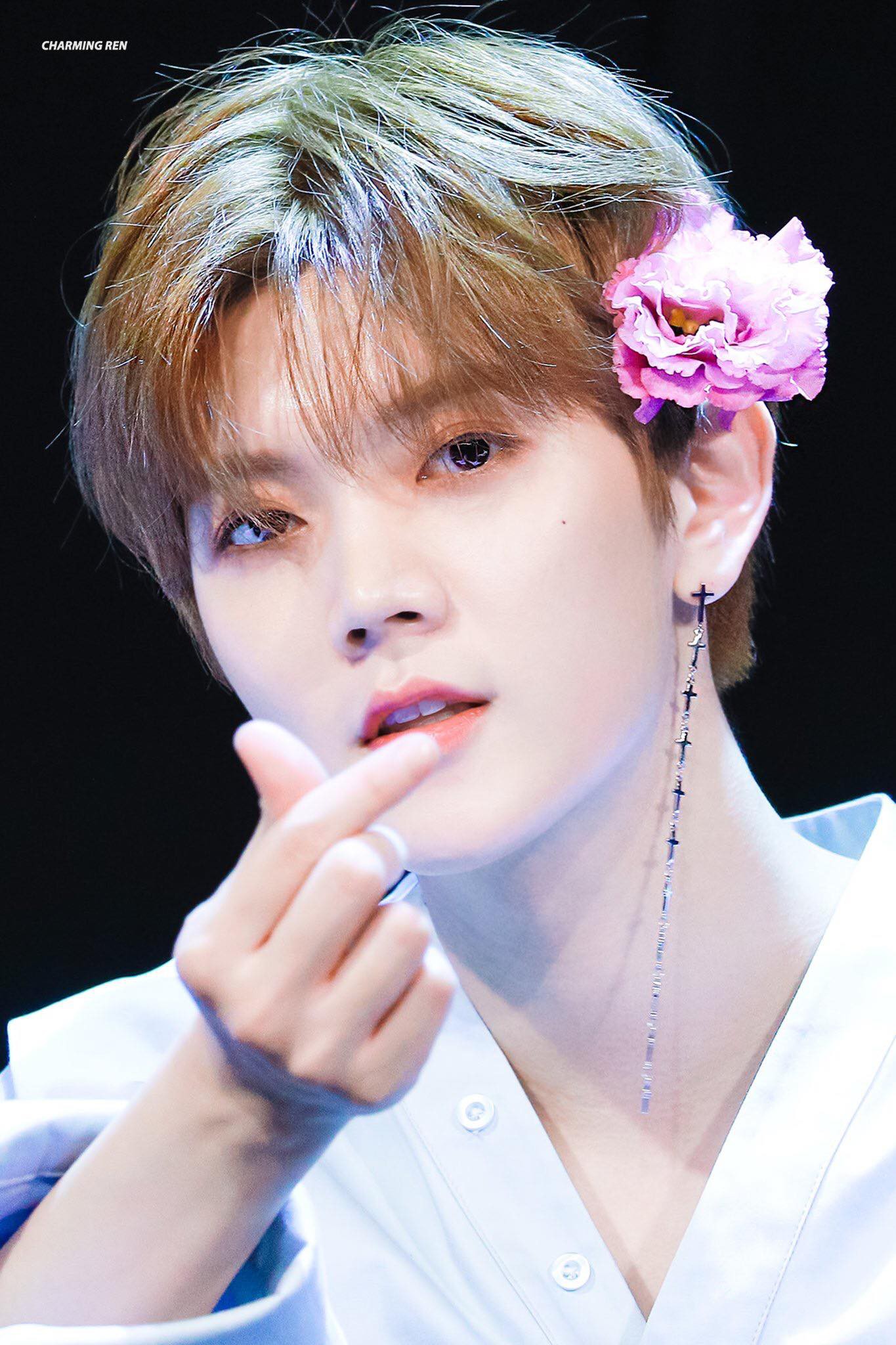 Không phải mỹ nhân Kpop, nam idol này mới là người gây sốt vì quá đẹp, thách thức mọi phụ kiện ở fansign - Ảnh 3.