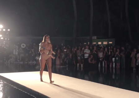 Lần đầu tiên trên sàn catwalk, người mẫu vừa trình diễn bikini vừa cho con bú - Ảnh 3.