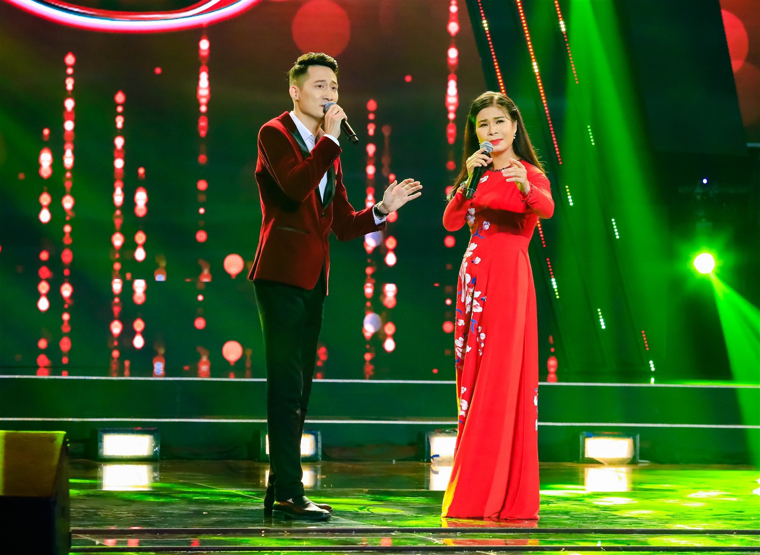 Tuyệt ĐỈnh Song Ca 2018: Đàm Vĩnh Hưng hôn má Quang Lê - Ảnh 6.