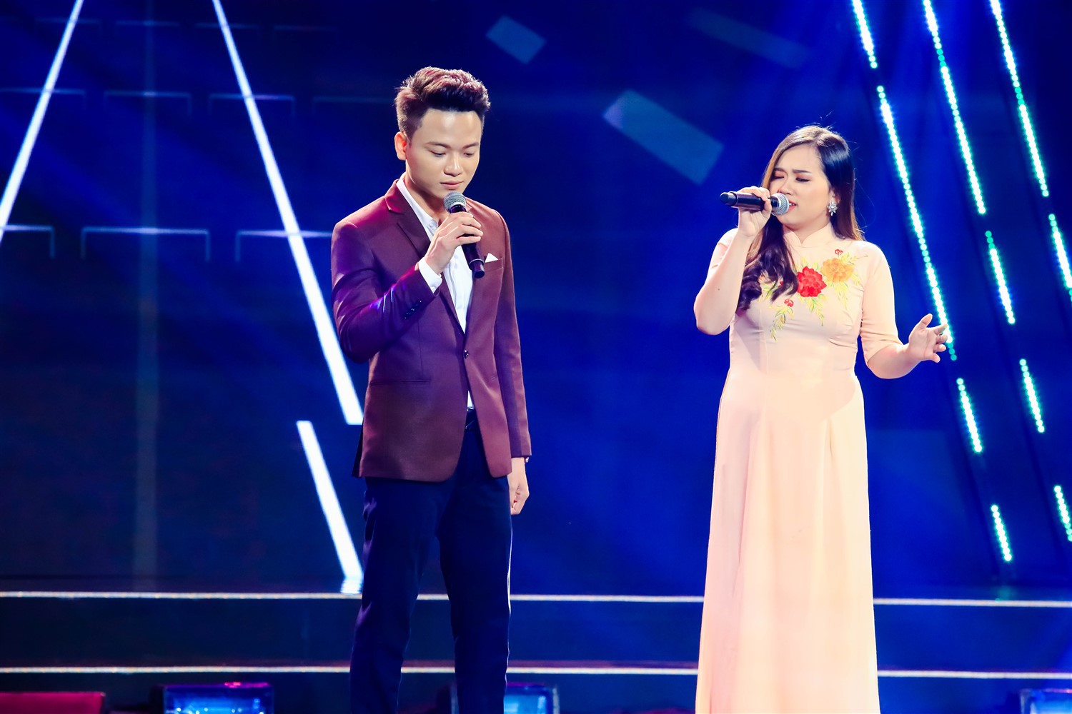 Tuyệt ĐỈnh Song Ca 2018: Đàm Vĩnh Hưng hôn má Quang Lê - Ảnh 9.