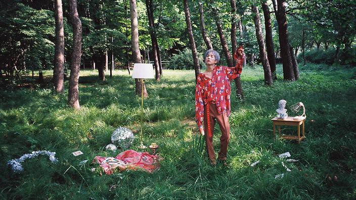 Idol Kpop đầu tiên công khai đồng tính tung MV mới khó hiểu - Ảnh 1.