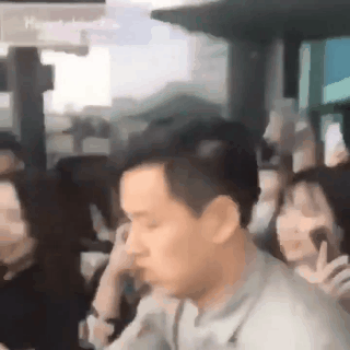 Kinh hoàng sao Hàn bị fan quây ở sân bay: Cuồng đến nỗi tát, sờ mó thô bạo, 2 trường hợp fan Việt sốc không kém - Ảnh 20.
