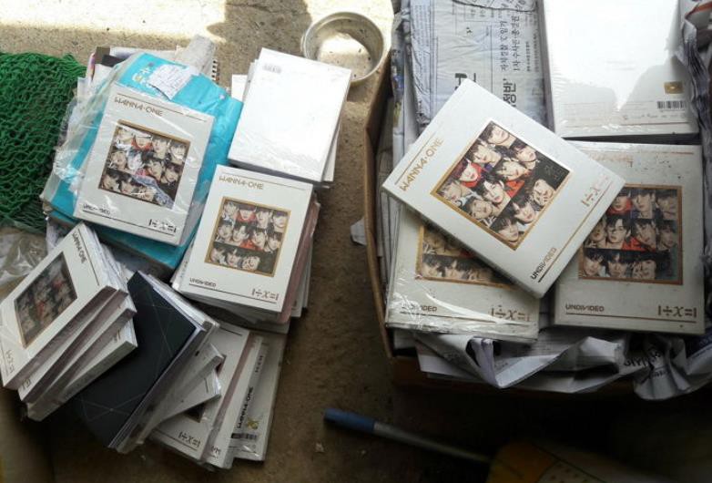 Netizen sốc khi biết nhiều fan Wanna One mua cả đống album của nhóm sau đó... vứt sọt rác - Ảnh 1. Netizen sốc khi biết nhiều fan Wanna One mua cả đống album của nhóm sau đó... vứt sọt rác - Ảnh 1.
