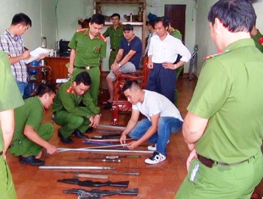 Ông trùm cùng đàn em nhốt các nữ nhân viên quán karaoke đòi tiền bảo kê - Ảnh 1.