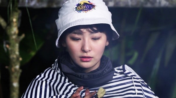 Chẳng cần son phấn, Seulgi (Red Velvet) lấy luôn... than để trang điểm - Ảnh 3.