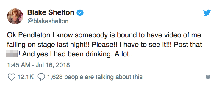 Khoảnh khắc hài hước: Đang trình diễn, HLV The Voice Mỹ té ngã trên sân khấu vì... say xỉn - Ảnh 4.