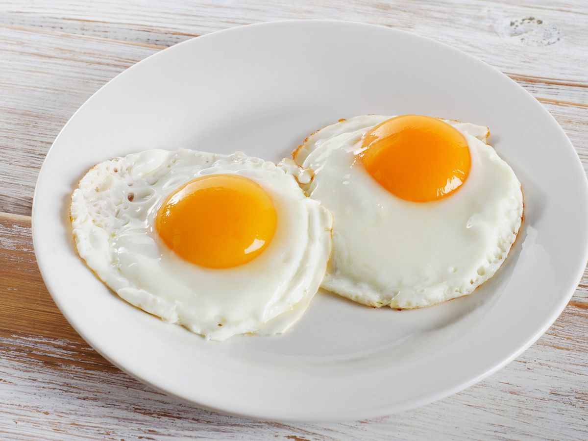 Nh&agrave; bếp m&agrave; c&oacute; dụng cụ n&agrave;y th&igrave; g&aacute;i đoảng đến mấy cũng đập trứng ngon ơ - Ảnh 1.