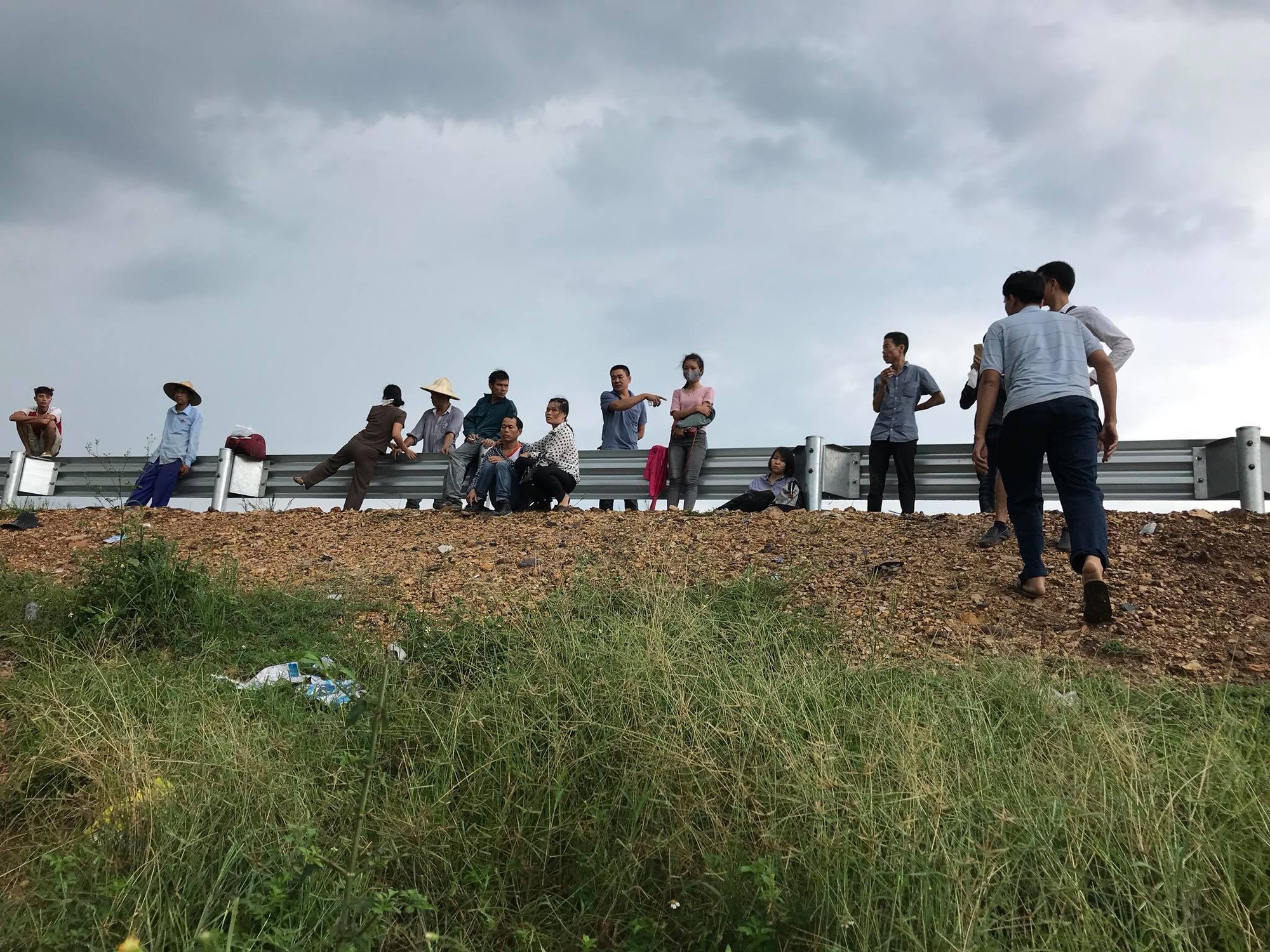 Hà Nội: Xe khách lao qua dải phân cách cao tốc rồi lật ngang, hàng chục hành khách may mắn thoát chết - Ảnh 4.