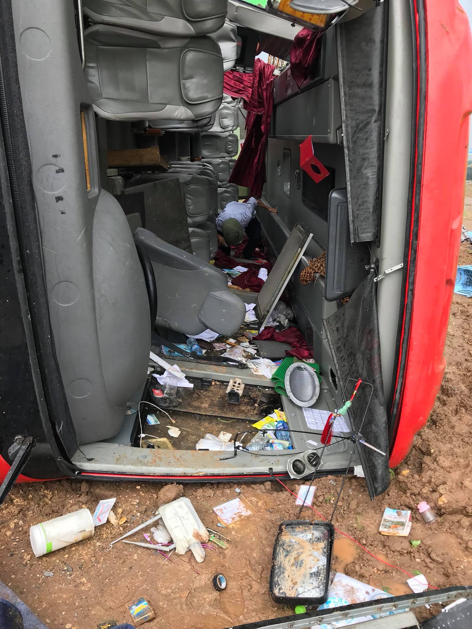 Hà Nội: Xe khách lao qua dải phân cách cao tốc rồi lật ngang, hàng chục hành khách may mắn thoát chết - Ảnh 3.