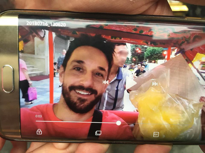 Người lái xích lô bị tố trả tiền vàng mã cho khách Tây: Tôi thừa nhận thấy khách sộp nên hét giá, nhưng không bao giờ trả tiền âm phủ - Ảnh 1.