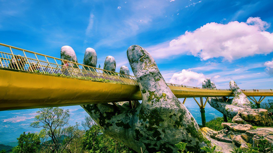 Cầu Vàng với hai bàn tay khổng lồ ở Đà Nẵng đang khiến dân tình sốt xình xịch vì đẹp đến choáng ngợp - Ảnh 2.