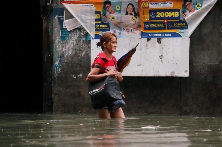 Phố biến thành sông ở Philippines sau khi bão Sơn Tinh đổ bộ - Ảnh 2.