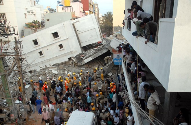 Sập nhà trong đêm tại Ấn Độ, 20 người có thể đã thiệt mạng - Ảnh 1.