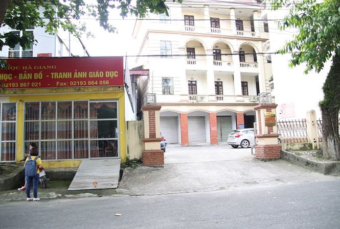 Người nâng điểm thi ở Hà Giang vẫn đi làm bình thường - Ảnh 1.