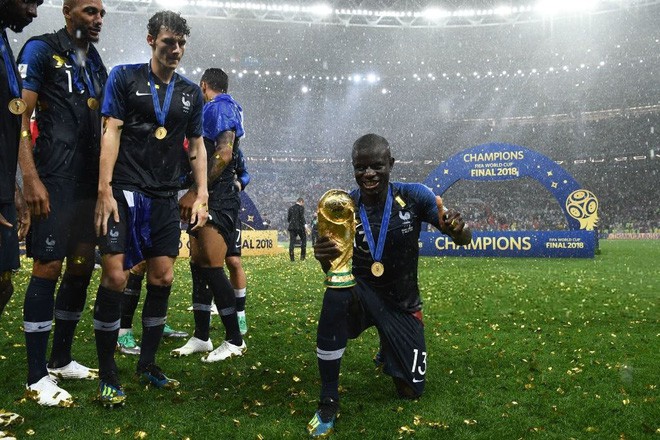 N&rsquo;Golo Kante: C&oacute; một nh&agrave; v&ocirc; địch chỉ th&iacute;ch đứng sau &aacute;nh h&agrave;o quang - Ảnh 2.