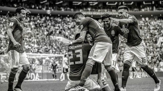 Messi, Ronaldo, Neymar, Mbappe, Pogba trong ảnh đen trắng khó quên ở World Cup - Ảnh 2.