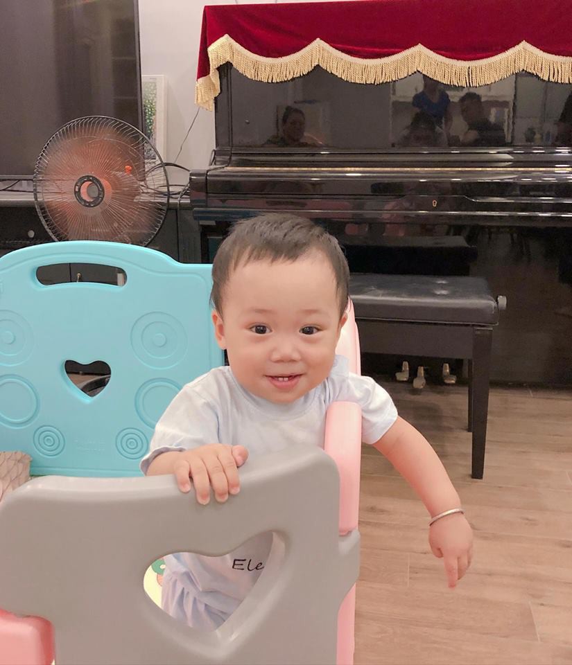 Con trai hot girl Bella trắng trẻo nõn nà, đã biết chạy khắp nhà, Hằng Túi tiết lộ sẽ chăm sóc bé bao lâu - Ảnh 1. Con trai hot girl Bella trắng trẻo nõn nà, đã biết chạy khắp nhà, Hằng Túi tiết lộ sẽ chăm sóc bé bao lâu - Ảnh 1.