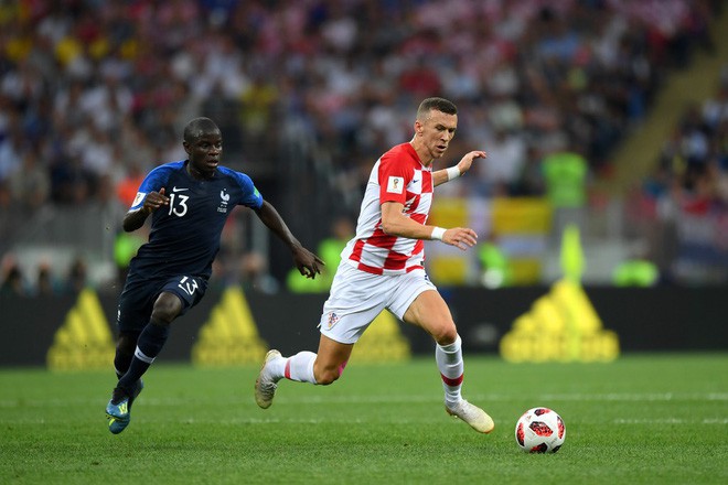 N&rsquo;Golo Kante: C&oacute; một nh&agrave; v&ocirc; địch chỉ th&iacute;ch đứng sau &aacute;nh h&agrave;o quang - Ảnh 3.