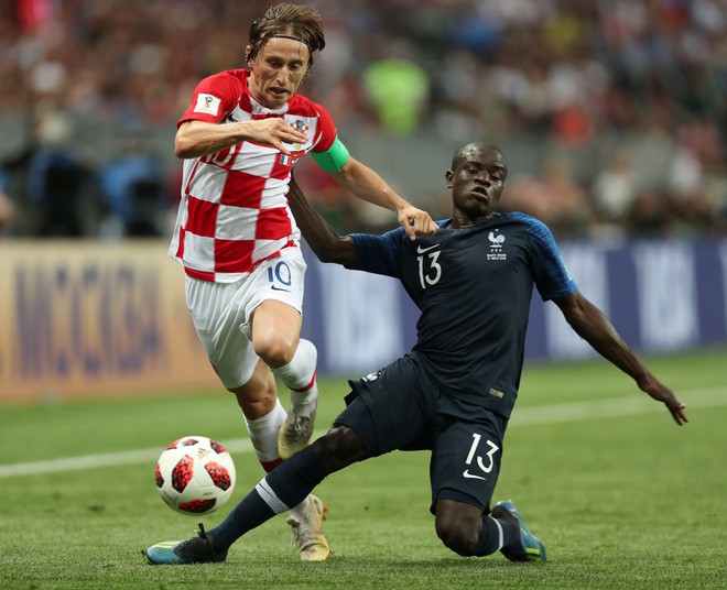 N&rsquo;Golo Kante: C&oacute; một nh&agrave; v&ocirc; địch chỉ th&iacute;ch đứng sau &aacute;nh h&agrave;o quang - Ảnh 4.