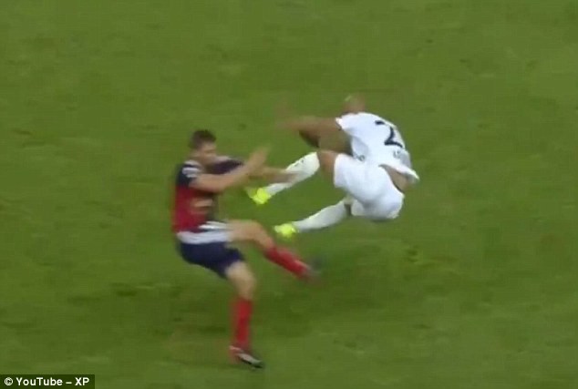 Rùng rợn: cầu thủ Pháp tung cú song phi vào giữa bụng đối thủ - Ảnh 2.