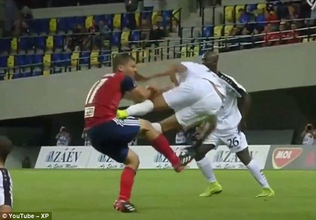 Rùng rợn: cầu thủ Pháp tung cú song phi vào giữa bụng đối thủ - Ảnh 3.