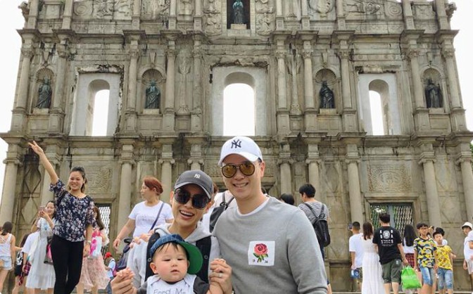 Quý tử nhà Hồ Hạnh Nhi càng lớn càng bụ bẫm đáng yêu đến mức muốn cắn - Ảnh 1. Quý tử nhà Hồ Hạnh Nhi càng lớn càng bụ bẫm đáng yêu đến mức muốn cắn - Ảnh 1.