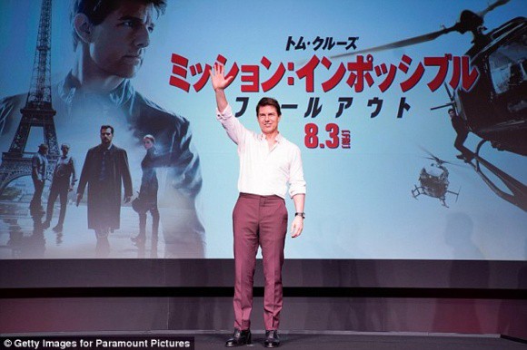 Chỉ vì chiếc khóa quần chưa kéo, mà mọi vẻ điển trai phong độ của Tom Cruise bỗng “đổ sông đổ bể” - Ảnh 4.