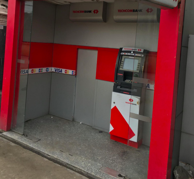 Một trụ ATM của ở Sài Gòn bị trộm dùng xà beng đập phá - Ảnh 1.