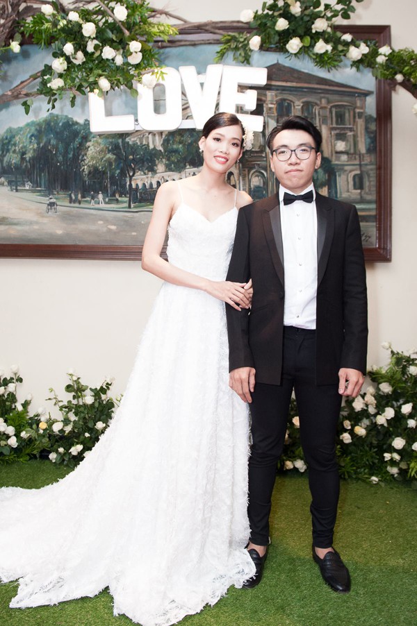 Nguyễn Hợp vén váy cô dâu cho con bú trong ngày cưới của chính mình khiến nhiều người xúc động - Ảnh 1.