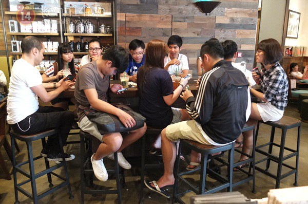 Teen Mỹ nghiện c&ocirc;ng nghệ đến nỗi coi smartphone l&agrave; duy nhất, đ&aacute;nh răng tắm rửa c&oacute; hay kh&ocirc;ng kh&ocirc;ng quan trọng - Ảnh 3.